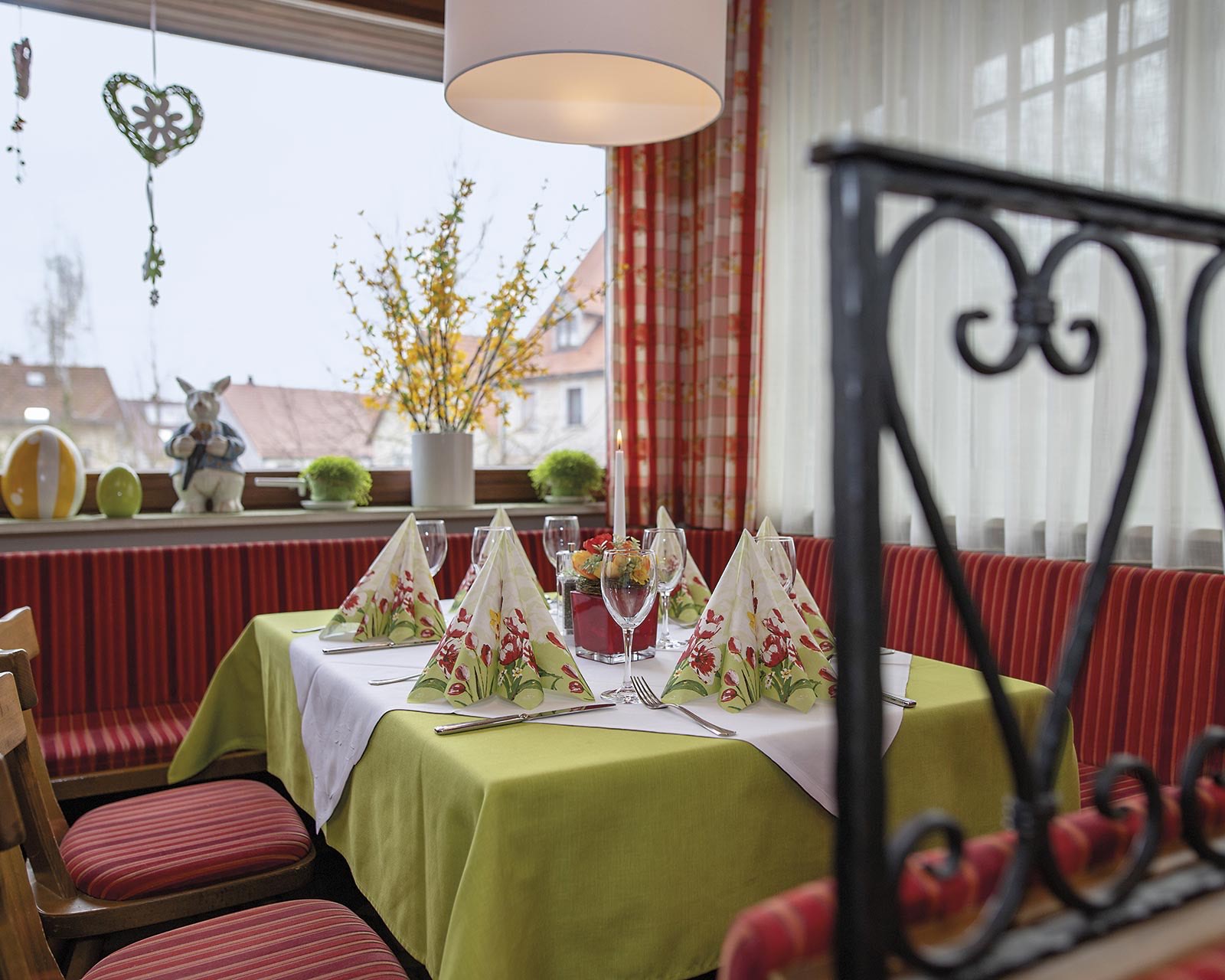 Gastraum im Gasthof-Hotel Zum Ochsen mit eingedeckten Tischen